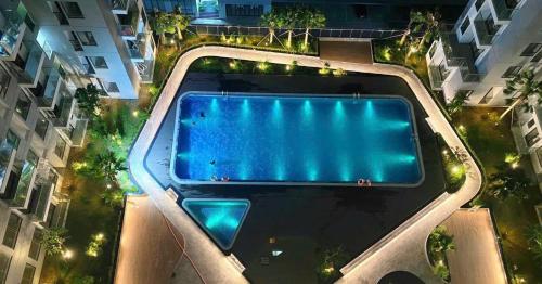 an overhead view of a swimming pool in a building at Winna Homestay in Thôn Văn Dương
