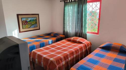 En eller flere senge i et værelse på La Cabaña