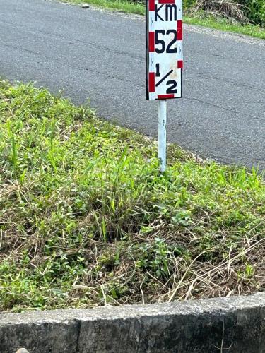 a speed limit sign on the side of a road at Mi Refugio suite in Quebrada Jones