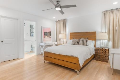 een slaapkamer met een bed en een plafondventilator bij Minimalist Modern 3Bed 3Bath House near the Rose Bowl in Pasadena in Pasadena