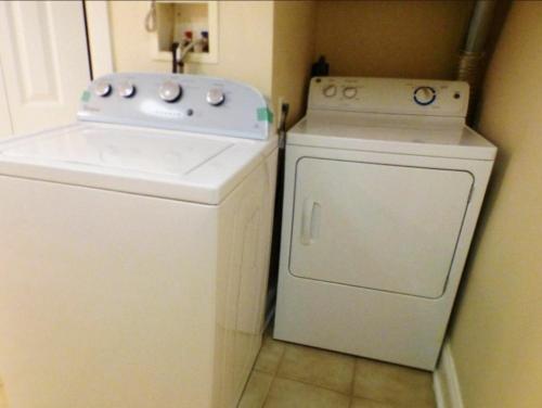 una lavadora y secadora blancas en una pequeña cocina en Near Stadiums and Downtown in Peaceful Neighborhood, en Baltimore