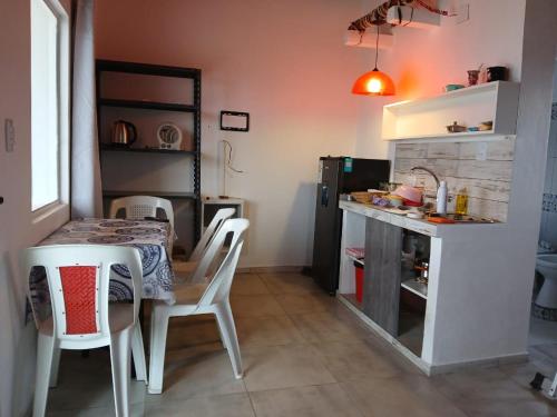 una cucina con tavolo, sedie, tavolo e frigorifero di Cielo a Tafí del Valle
