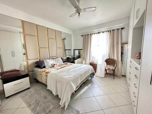 En eller flere senge i et værelse på Yassine home