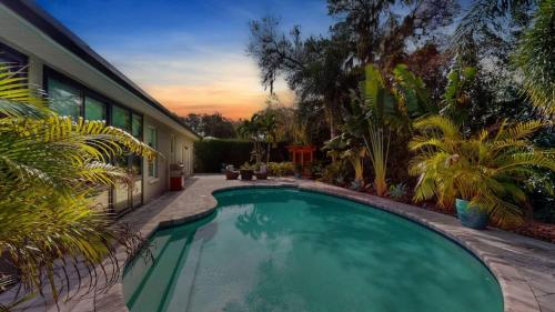 Swimmingpoolen hos eller tæt på Spacious home with pool sauna & firepit