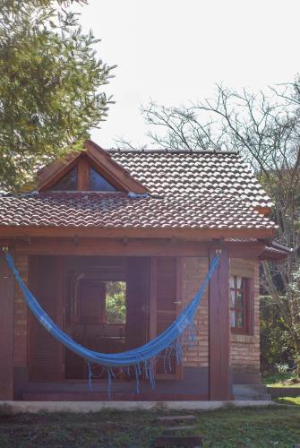 サンタ・ロサ・デ・カラムチタにあるcabañas Samay-Piskhoの青いハンモックが掛けられた家