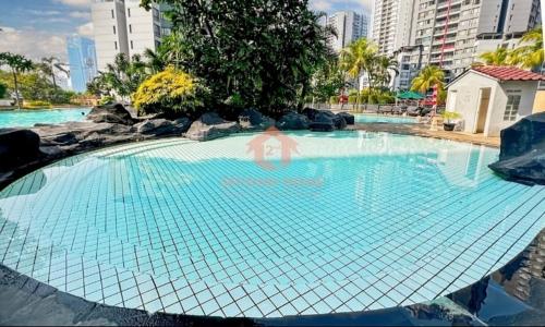 ein großer Pool mit blauem Wasser in einer Stadt in der Unterkunft Newly Apt taman Rasuna 3BR Pool, Wi-Fi, Netflix in Jakarta
