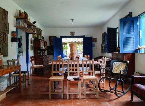 a dining room with a table and chairs at Casa Charme Jericó Guaramiranga in Guaramiranga
