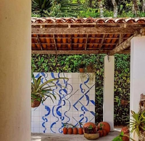 a tiled wall with a blue and white tile wall at Casa Charme Jericó Guaramiranga in Guaramiranga