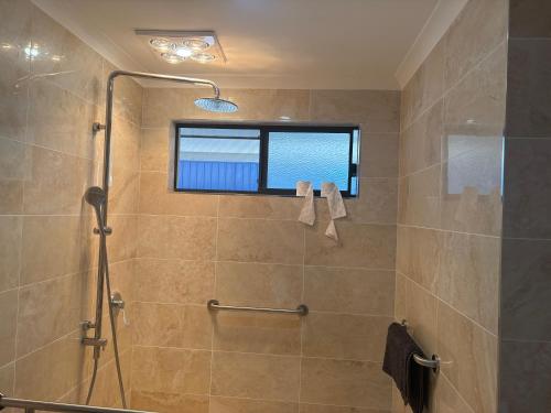 Ένα μπάνιο στο 3x1 unit at back of main house