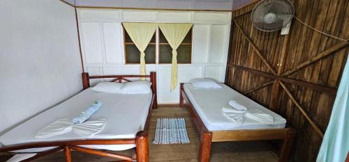 Postel nebo postele na pokoji v ubytování Cabinas Paraíso Corcovado