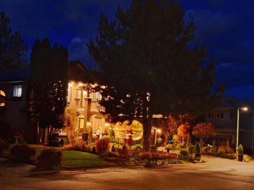een huis met kerstverlichting op een straat 's nachts bij Villa Bellissimo FranTalia - Néo-Classical Résidence & Galleriséum in Kelowna