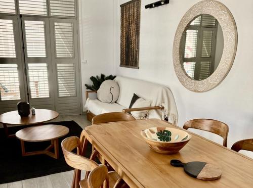 Una sala de estar con una mesa y sillas de madera. en Pointe Noire, en Pointe-Noire