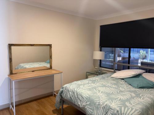 Ένα ή περισσότερα κρεβάτια σε δωμάτιο στο 3x1 unit at back of main house