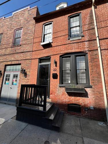 un edificio de ladrillo rojo con puerta y ventanas en THE CONESTOGA HOUSE - THEATER & BUSINESS DISTRICT, en Lancaster