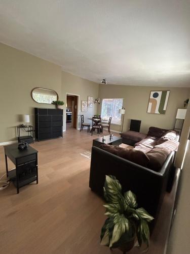 Postel nebo postele na pokoji v ubytování Pet-Friendly, Fully Fenced and Fully Furnished 3BR Home