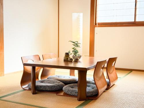 White Sakura Three Floor Japanese Entire House for 9 3 Toilets 2 Baths Family Friendly Direct to Airport Namba and Dotonbori