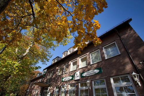 a brown brick building with yellow leaves on it at Heidekönig Hotel Celle in Celle