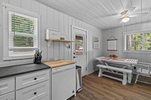 Kuchyň nebo kuchyňský kout v ubytování Cabin #6