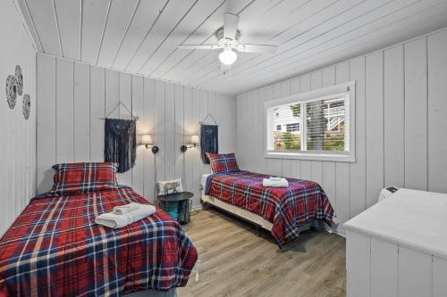 ein Schlafzimmer mit zwei Betten und einem Deckenventilator in der Unterkunft Cabin #6 in Strawberry