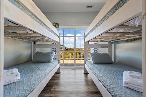 En eller flere senge i et værelse på Private Beach Access, Pet-Friendly -SEArenity Now