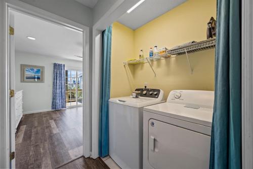 Køkken eller tekøkken på Private Beach Access, Pet-Friendly -SEArenity Now