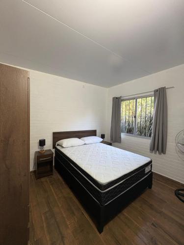een slaapkamer met een groot bed en een raam bij Complejo San San Apto 201 in San Luis