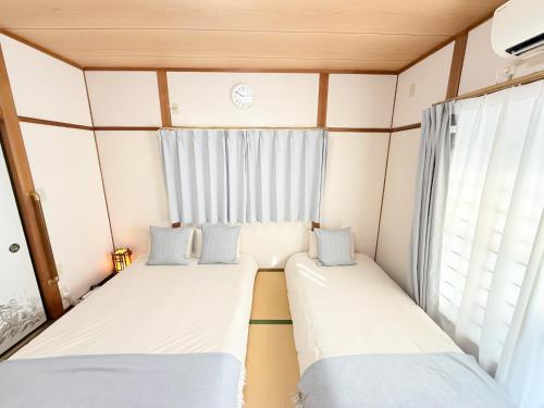 White Sakura Three Floor Japanese Entire House for 9 3 Toilets 2 Baths Family Friendly Direct to Airport Namba and Dotonbori
