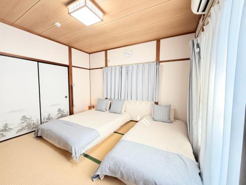 White Sakura Three Floor Japanese Entire House for 9 3 Toilets 2 Baths Family Friendly Direct to Airport Namba and Dotonbori