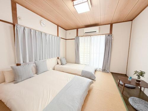 White Sakura Three Floor Japanese Entire House for 9 3 Toilets 2 Baths Family Friendly Direct to Airport Namba and Dotonbori