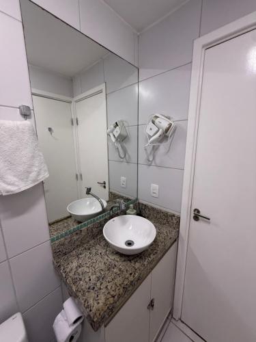 a bathroom with two sinks and a mirror at Muro alto condomínio clube in Ipojuca