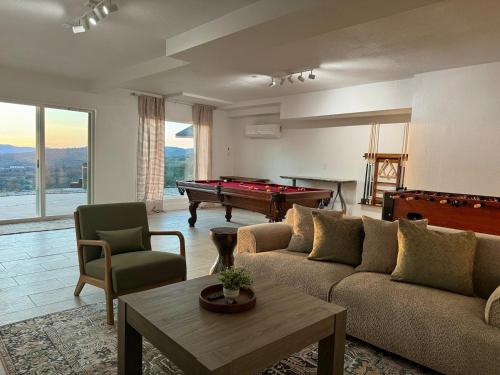 een woonkamer met een bank en een pooltafel bij Relax Under the Stars, Best view in town , Yosemite House with Firepit, Hot Tub, Game Room & Pool table in Oakhurst
