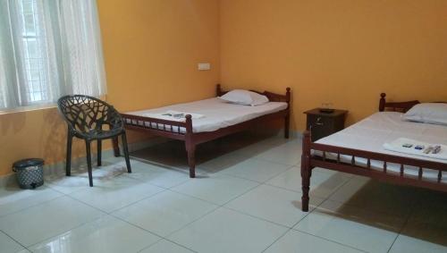 Giường trong phòng chung tại Charis Guest house near Guruvayur, Kunnamkulam