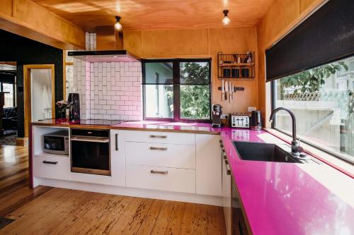 Köök või kööginurk majutusasutuses Fun Times in Fitzroy - eclectic bungalow by beach