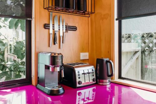 Kohvi ja tee valmistamise võimalus majutusasutuses Fun Times in Fitzroy - eclectic bungalow by beach