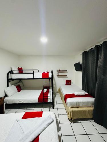 En eller flere senge i et værelse på Hotel Ocean View
