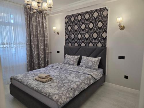 Un dormitorio con una cama con dos toallas encima. en Транзит Сервис 3 Аэропорт- Кишинёв, en Chişinău