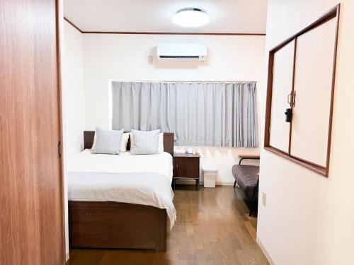 White Sakura Three Floor Japanese Entire House for 9 3 Toilets 2 Baths Family Friendly Direct to Airport Namba and Dotonbori
