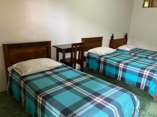 InzáLa Portada en Tierradentro Restaurante y Hospedaje的房间里有两张并排的床