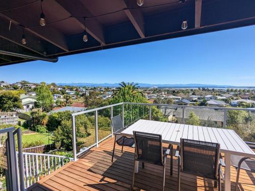 d'une terrasse avec une table et des chaises sur un balcon. dans l'établissement Richmond Views - Holiday Home, à Richmond