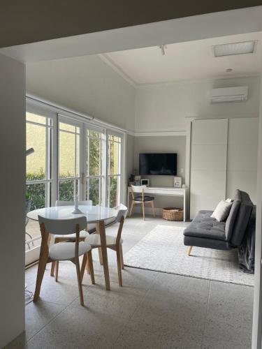 Studio Elster - Self contained studio, walk to beach, cafes, shops, trains