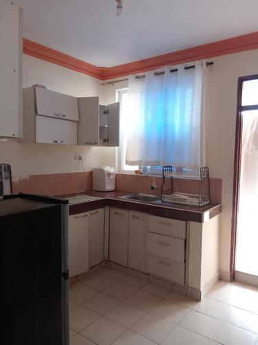 Kuchyň nebo kuchyňský kout v ubytování Mtwapa Luxurious with Pool 102