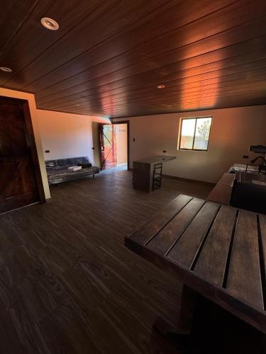 een woonkamer met een houten tafel en een bank bij Departamento Campestre in Ibarra