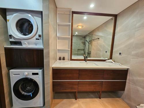 Un baño con lavabo y lavadora. en Wins Residences Hanoi, en Hanói