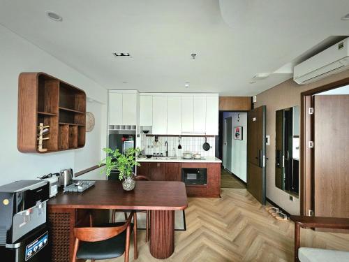 Una cocina con una mesa de madera y un comedor. en Wins Residences Hanoi, en Hanói