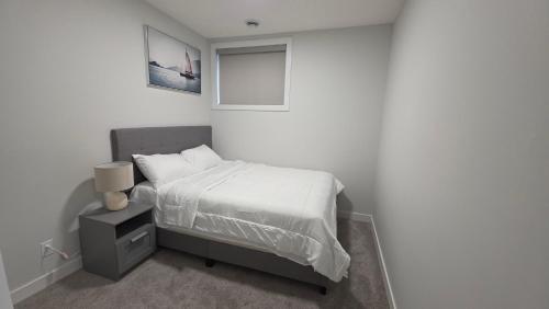 Voodi või voodid majutusasutuse Modern 2BR Suite in Seton, Calgary toas