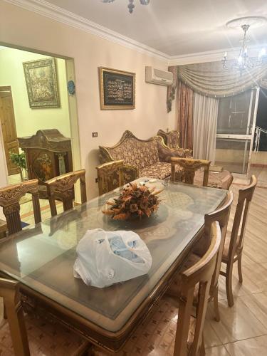 ein Esszimmer mit Tisch und Stühlen in der Unterkunft Compound high town home for rent in Madinaty