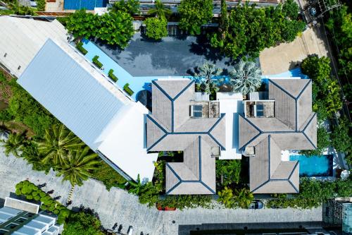 een luchtfoto van een huis met een zwembad bij Phuket Leisure Time Hotel in Rawai Beach