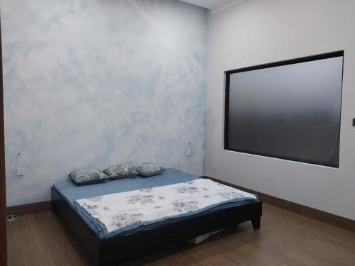 Postel nebo postele na pokoji v ubytování Home Nam Phương -Bảo Lộc