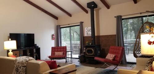 Posezení v ubytování Starlink Mariposa Yosemite mountain retreat