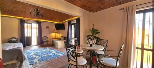 Et opholdsområde på Elegant & Stylish in the Downtown